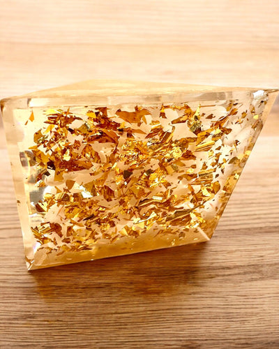 Orgoniittinen energiapyramidi valkoisilla kivillä - "Golden Harmony", ihanteellinen lahjaksi