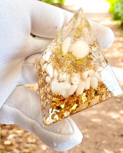 Orgoniittinen energiapyramidi valkoisilla kivillä - "Golden Harmony", ihanteellinen lahjaksi