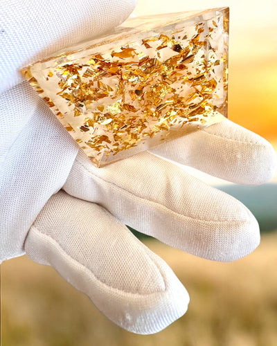 Orgoniittinen energiapyramidi valkoisilla kivillä - "Golden Harmony", ihanteellinen lahjaksi