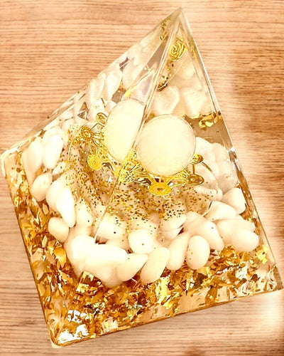 Orgoniittinen energiapyramidi valkoisilla kivillä - "Golden Harmony", ihanteellinen lahjaksi