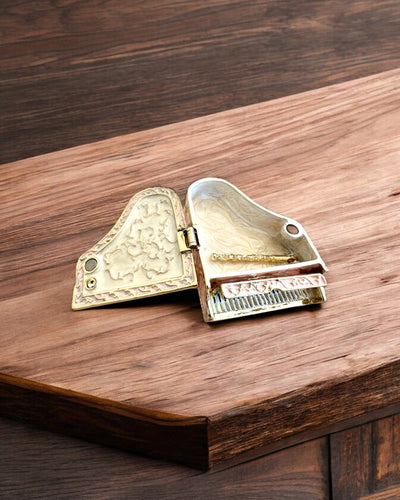 Tyylikäs korurasia "Mini Fortepiano - klassiset ruusut" - kaiverrusmahdollisuudella lahjaksi