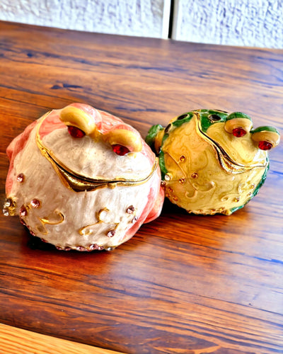 Tyylikäs "Żabi Skarb" -korurasia lahjaksi, personointi ja kaiverrusmahdollisuus