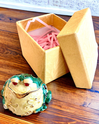 Tyylikäs "Żabi Skarb" -korurasia lahjaksi, personointi ja kaiverrusmahdollisuus