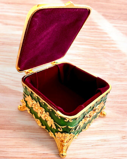 "Royal Elegance" -korurasia kaiverrusmahdollisuudella lahjaksi