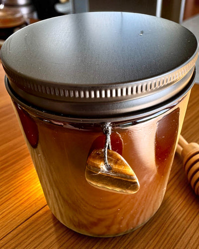 Intentionaalikynttilä Tiikerin Voima – Itsevarmuus ja hyvinvointi, 250 ml, mahdollisuus kannen personointiin lahjaksi