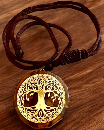Amuletti "Elämän Puu" tiikerinsilmällä, kaulakoru lahjaksi personoidulla kaiverruksella