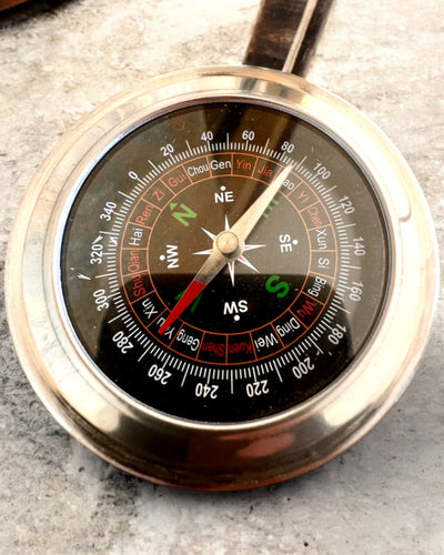 Feng Shui -kompassi – Teräksinen tarkkuus, personointi kaiverruksella lahjaksi