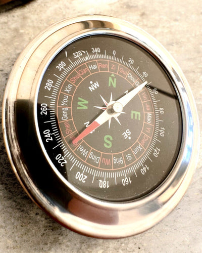 Feng Shui -kompassi – Teräksinen tarkkuus, personointi kaiverruksella lahjaksi