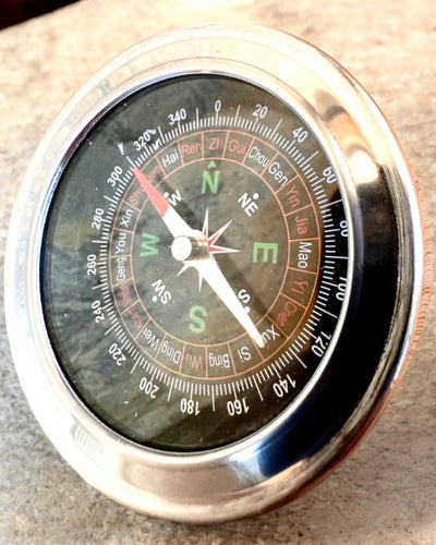 Feng Shui -kompassi – Teräksinen tarkkuus, personointi kaiverruksella lahjaksi