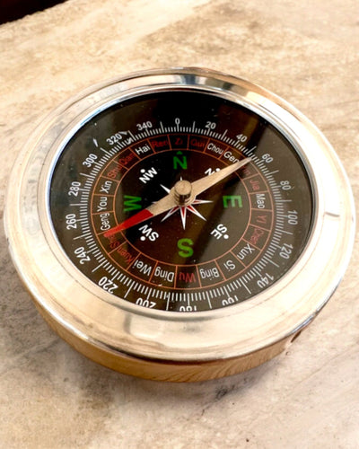 Feng Shui -kompassi – Teräksinen tarkkuus, personointi kaiverruksella lahjaksi