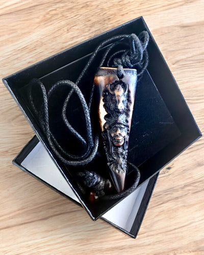 Wilczy Kieł -kaulakoru, amuletti hartsista - Mystinen Luonnon Voima, mahdollisuus personointiin kaiverruksella lahjaksi