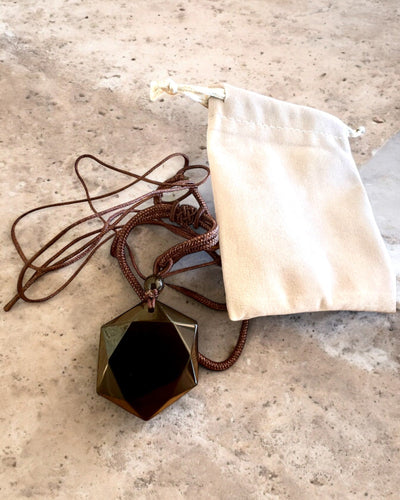 Musta obsidiaani "Daavidin tähti" -amuletit, mahdollisuus personoida kaiverruksella lahjaksi