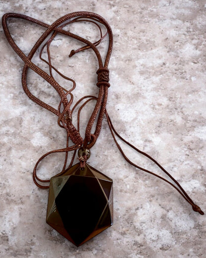 Musta obsidiaani "Daavidin tähti" -amuletit, mahdollisuus personoida kaiverruksella lahjaksi