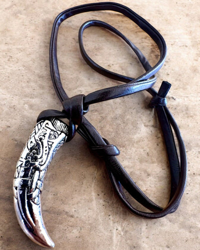 Ruostumattomasta teräksestä valmistettu Sudenhammas – Rohkeuden Amuletti, kaulakoru mahdollisuus personointiin kaiverruksella lahjaksi