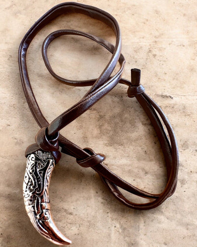 Ruostumattomasta teräksestä valmistettu Sudenhammas – Rohkeuden Amuletti, kaulakoru mahdollisuus personointiin kaiverruksella lahjaksi