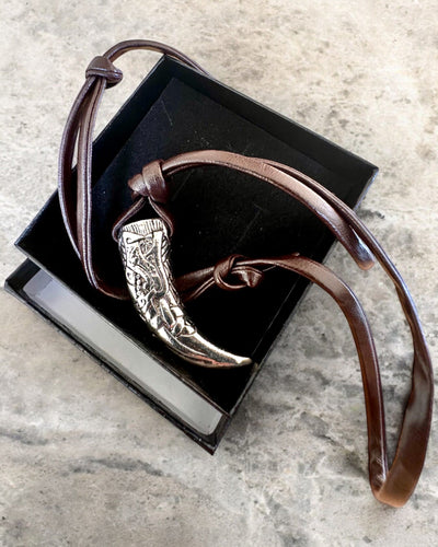 Ruostumattomasta teräksestä valmistettu Sudenhammas – Rohkeuden Amuletti, kaulakoru mahdollisuus personointiin kaiverruksella lahjaksi