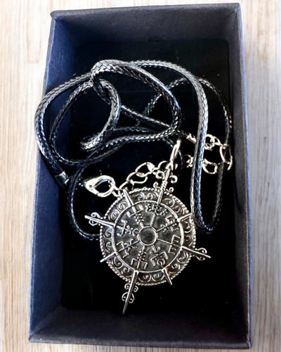 Amuletti Pohjoisen Soturi - Viikinkikompassi, mahdollisuus personointiin kaiverruksella lahjaksi, 2 vaihtoehtoa valittavana