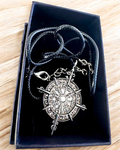 Amuletti Pohjoisen Soturi - Viikinkikompassi, mahdollisuus personointiin kaiverruksella lahjaksi, 2 vaihtoehtoa valittavana