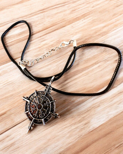 Amuletti Pohjoisen Soturi - Viikinkikompassi, mahdollisuus personointiin kaiverruksella lahjaksi, 2 vaihtoehtoa valittavana