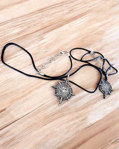 Amuletti Pohjoisen Soturi - Viikinkikompassi, mahdollisuus personointiin kaiverruksella lahjaksi, 2 vaihtoehtoa valittavana