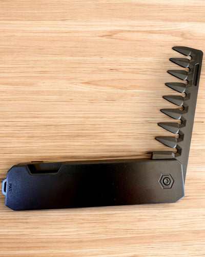 Comblok - Taitettava monitoimikampa, mahdollisuus personointiin kaiverruksella lahjaksi