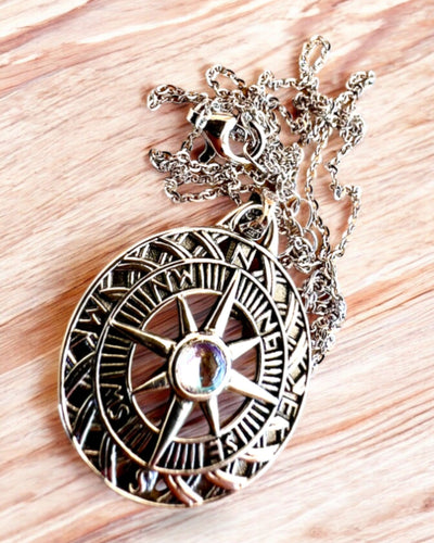 Astral Travel Amuletti – Hopeakaulakoru kaiverruksella, personointi lahjaksi