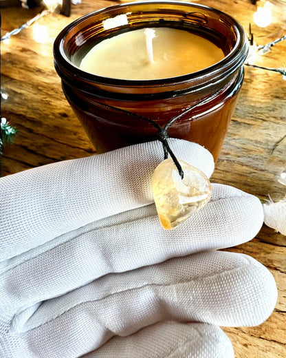 Intentionaalinen soijakynttilä 250 ml luonnonkivellä – valitse oma energiasi: sitriini tai granaatti, personointi kaiverruksella lahjaksi