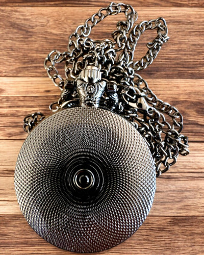 Taskukello 'Korpin Suudelma' kaiverruksella – personointi kaiverruksella lahjaksi