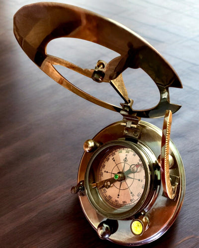 Kapteenin Kompassi Explorer 2 – mahdollisuus personoituun kaiverrukseen lahjaksi, 2 värivaihtoehtoa valittavissa