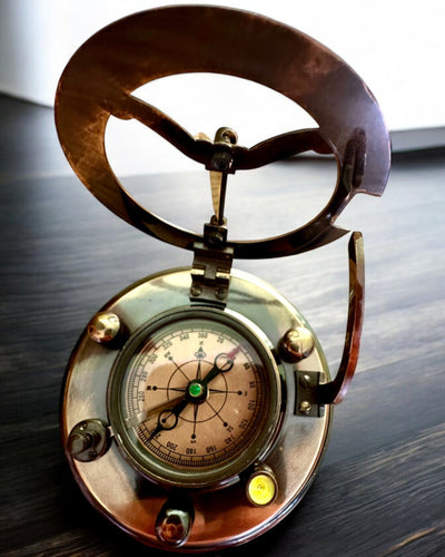 Kapteenin Kompassi Explorer 2 – mahdollisuus personoituun kaiverrukseen lahjaksi, 2 värivaihtoehtoa valittavissa