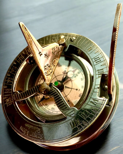 Kapteenin Kompassi Explorer 2 – mahdollisuus personoituun kaiverrukseen lahjaksi, 2 värivaihtoehtoa valittavissa