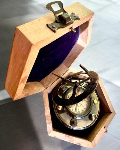 Kapteenin Kompassi Explorer 2 – mahdollisuus personoituun kaiverrukseen lahjaksi, 2 värivaihtoehtoa valittavissa