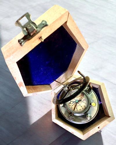 Kapteenin Kompassi Explorer 2 – mahdollisuus personoituun kaiverrukseen lahjaksi, 2 värivaihtoehtoa valittavissa