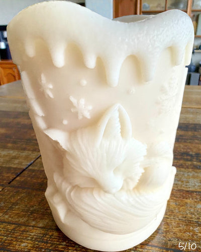 Soijakynttilä Talvikettu, 7,5 cm korkea, käsin valettu soijakynttilä suloisella nukkuvalla ketulla, personoitavissa kaiverruksella laattaan