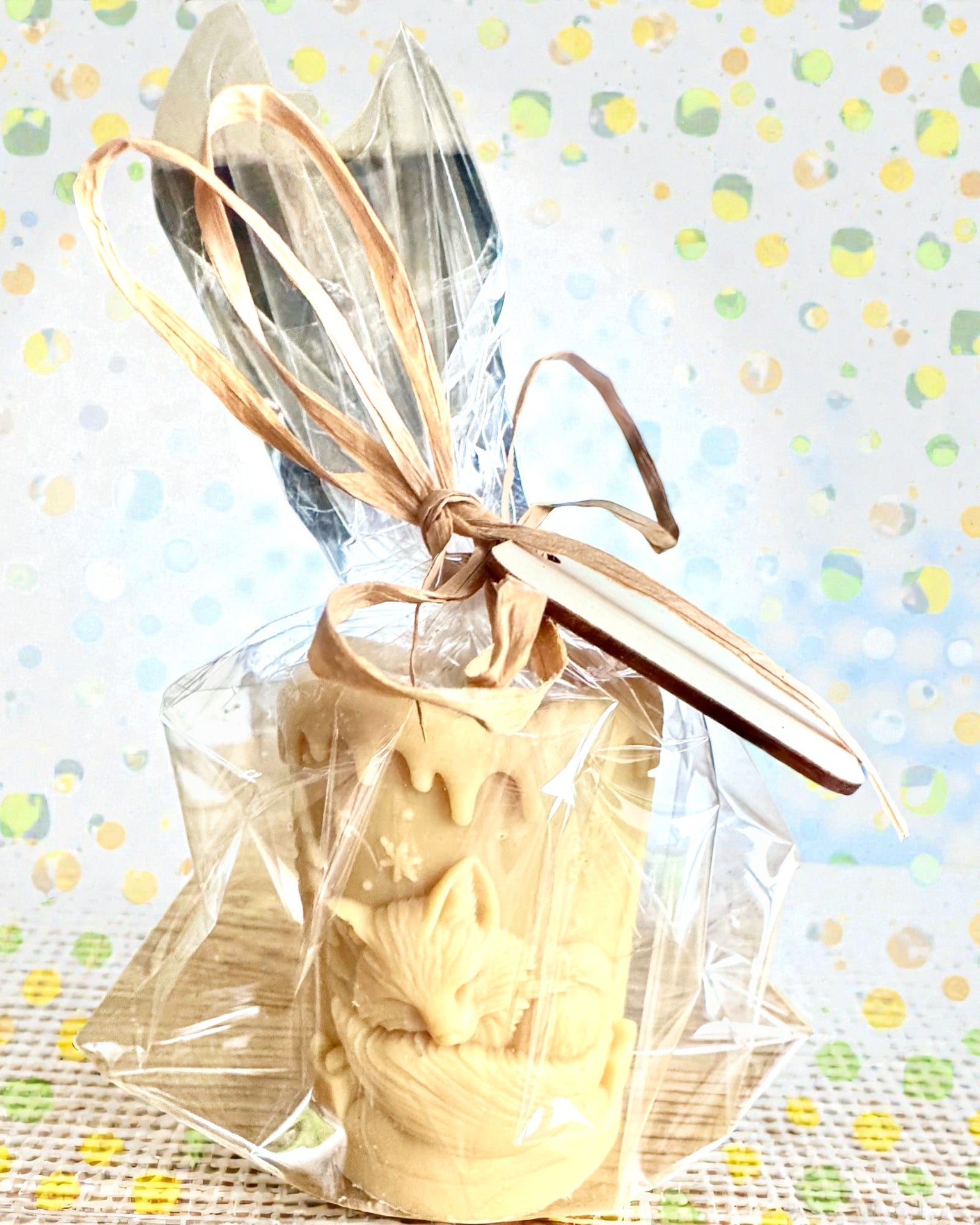 Soijakynttilä Talvikettu, 7,5 cm korkea, käsin valettu soijakynttilä suloisella nukkuvalla ketulla, personoitavissa kaiverruksella laattaan