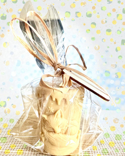 Soijakynttilä Talvikettu, 7,5 cm korkea, käsin valettu soijakynttilä suloisella nukkuvalla ketulla, personoitavissa kaiverruksella laattaan