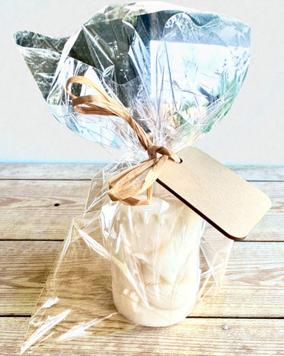 Soijakynttilä Talvikettu, 7,5 cm korkea, käsin valettu soijakynttilä suloisella nukkuvalla ketulla, personoitavissa kaiverruksella laattaan