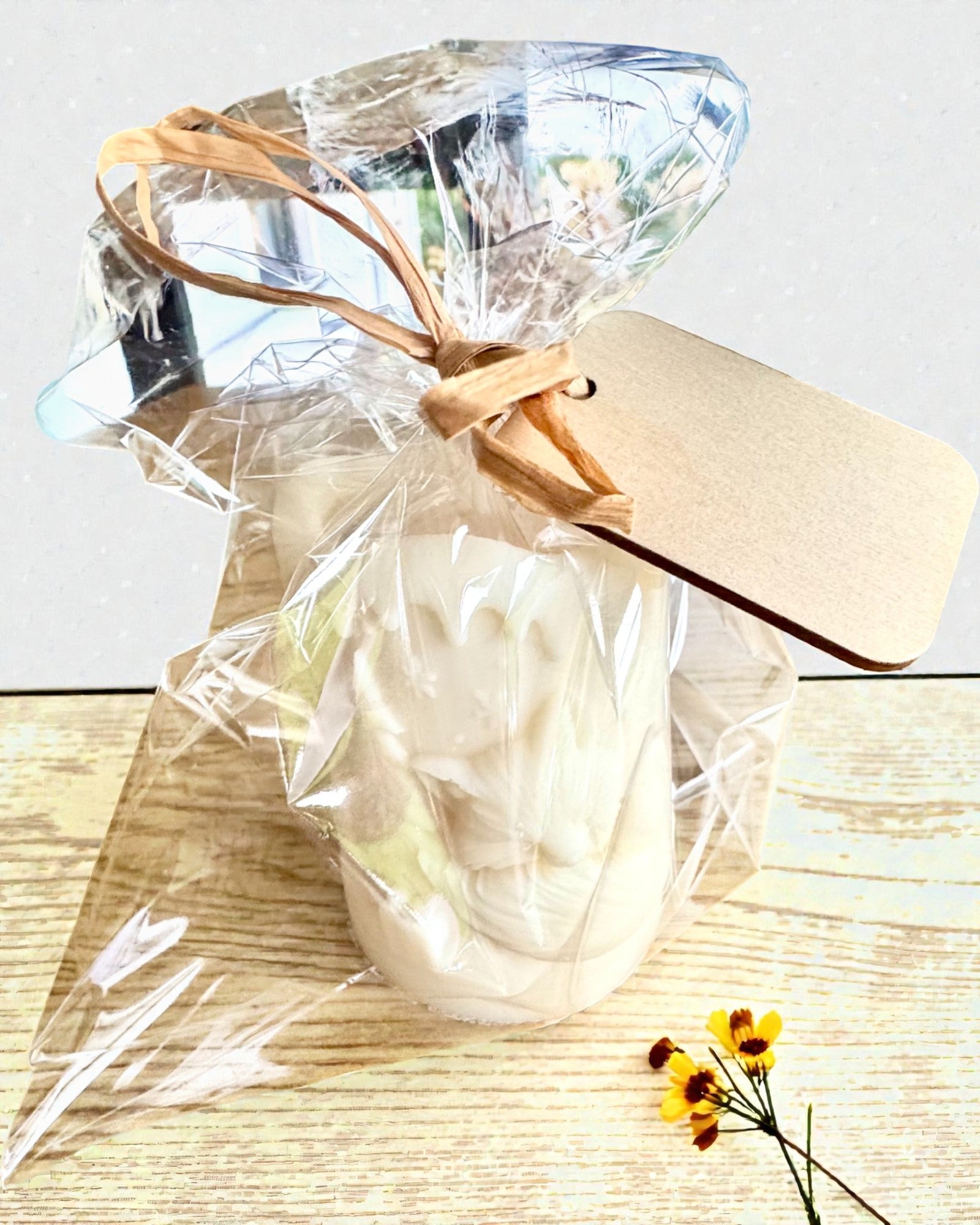 Soijakynttilä Talvikettu, 7,5 cm korkea, käsin valettu soijakynttilä suloisella nukkuvalla ketulla, personoitavissa kaiverruksella laattaan