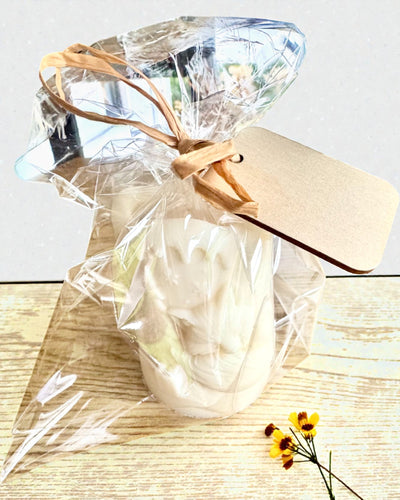 Soijakynttilä Talvikettu, 7,5 cm korkea, käsin valettu soijakynttilä suloisella nukkuvalla ketulla, personoitavissa kaiverruksella laattaan