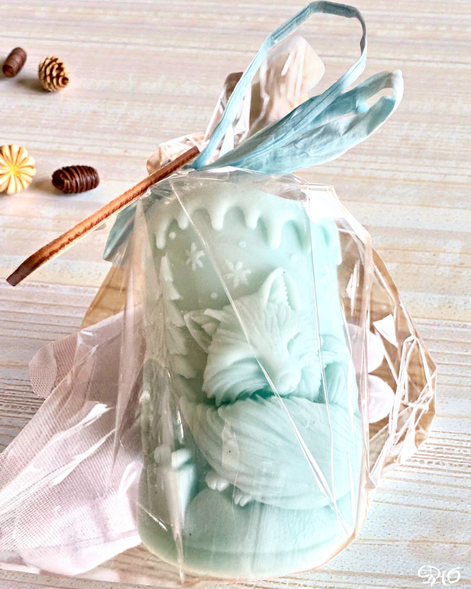 Soijakynttilä Talvikettu, 7,5 cm korkea, käsin valettu soijakynttilä suloisella nukkuvalla ketulla, personoitavissa kaiverruksella laattaan