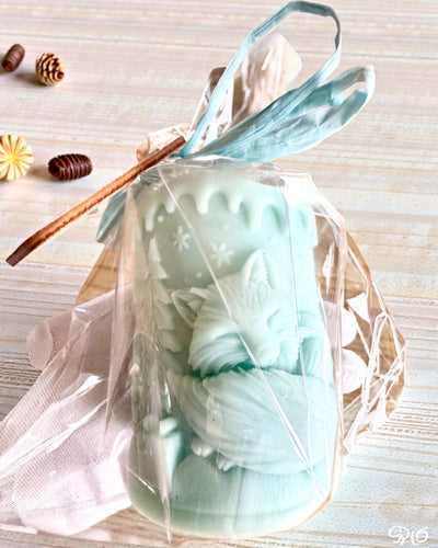 Soijakynttilä Talvikettu, 7,5 cm korkea, käsin valettu soijakynttilä suloisella nukkuvalla ketulla, personoitavissa kaiverruksella laattaan