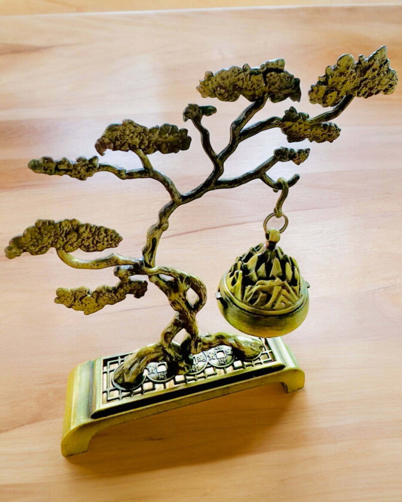 Tyylikäs metallinen bonsai-suitsuketeline - mahdollisuus personointiin kaiverruksella lahjaksi