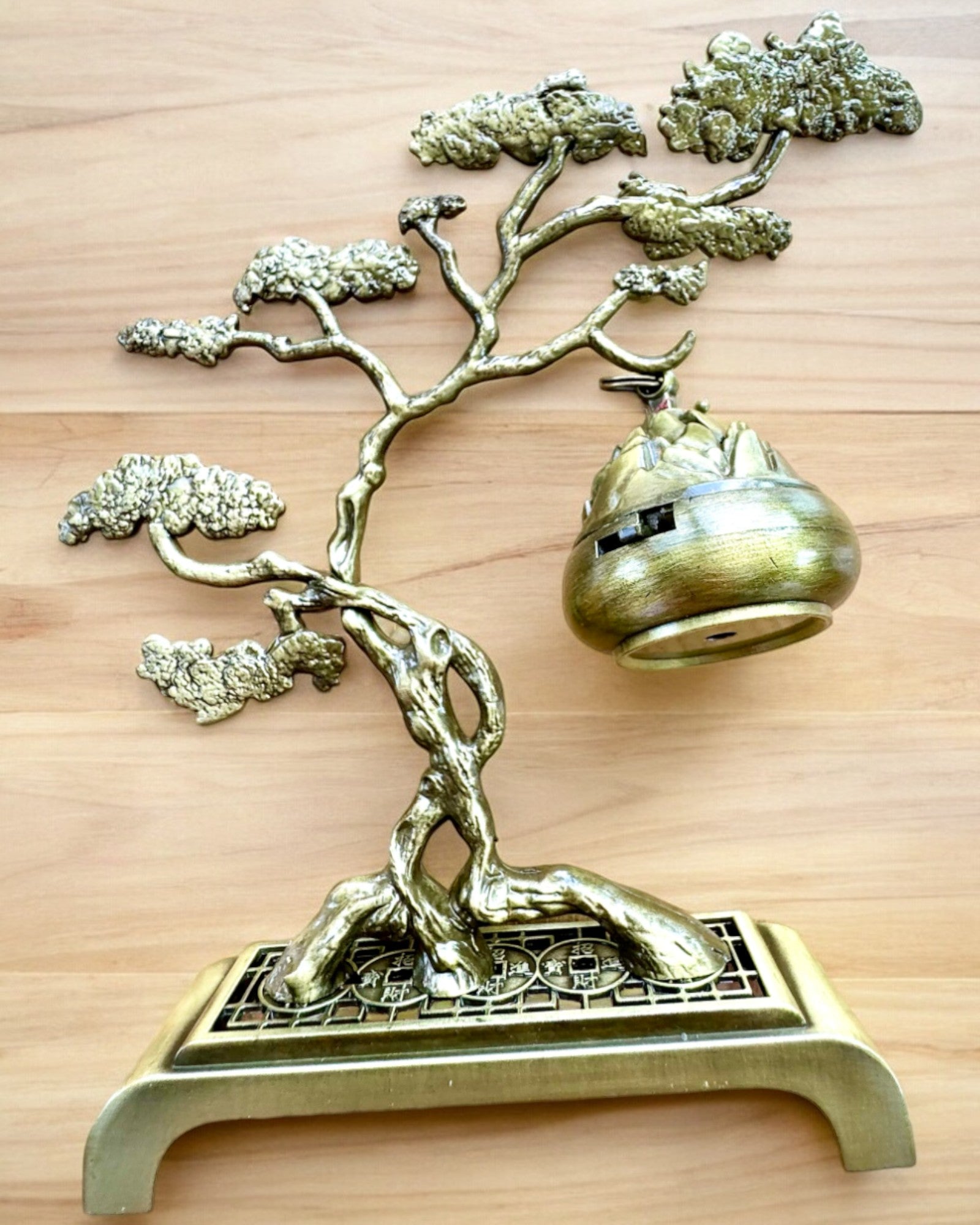 Tyylikäs metallinen bonsai-suitsuketeline - mahdollisuus personointiin kaiverruksella lahjaksi