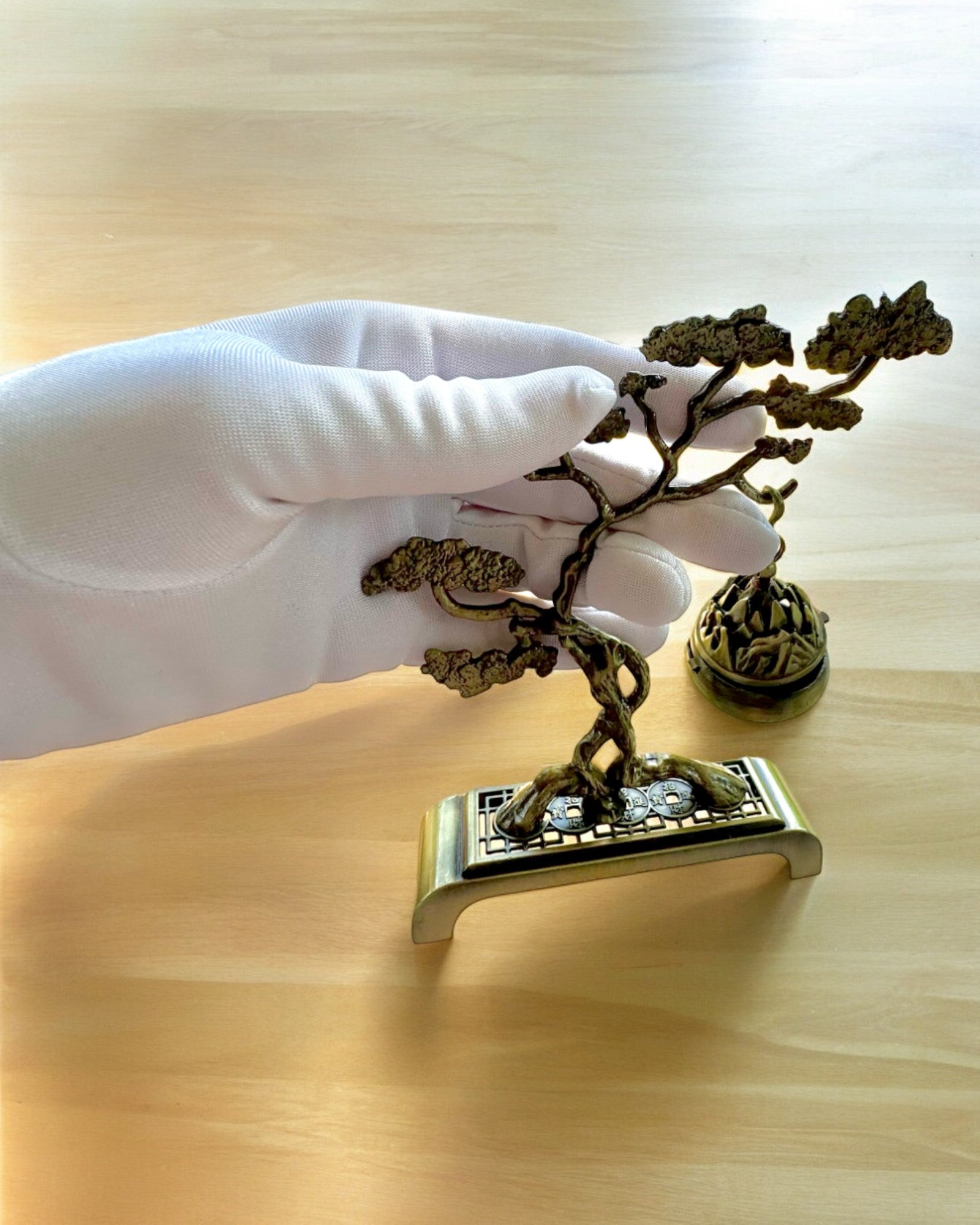 Tyylikäs metallinen bonsai-suitsuketeline - mahdollisuus personointiin kaiverruksella lahjaksi