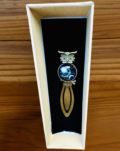 Kirjanmerkki "Sowa z Konstelacjami" - 12 vaihtoehtoa valittavana, personointi kaiverruksella