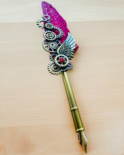 Lahjasetti - Viininpunainen-violetti hanhen sulkakynä "Steampunk Eleganssi" kaiverrusmahdollisuudella, lahjaksi