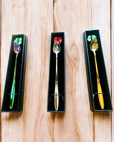 Personoitu Ruusulusikka Kaiverrusvaihtoehdolla lahjaksi - 3 värivaihtoehtoa valittavana