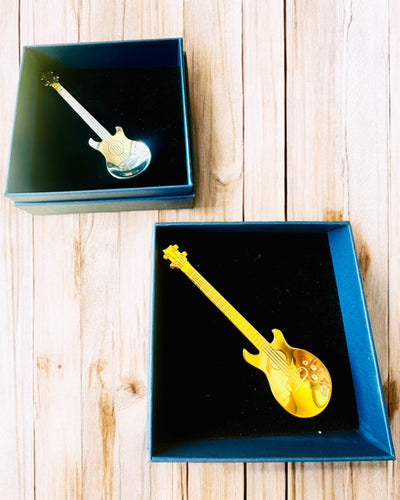 "Strunowy Hit" -lusikka kaiverrusvaihtoehdolla, valittavana 2 värivaihtoehtoa