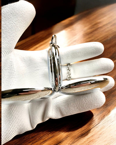 Klassinen taskukello, jossa on kaksoiskansi, manuaalinen, hopeanvärinen