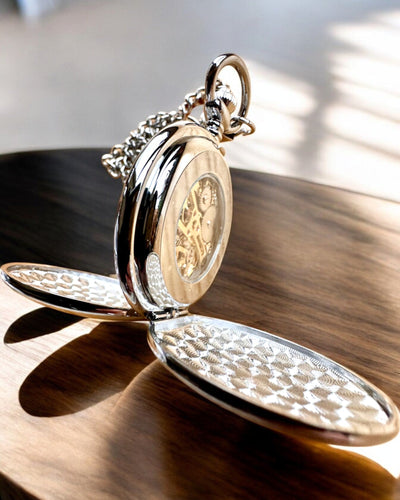 Klassinen taskukello, jossa on kaksoiskansi, manuaalinen, hopeanvärinen